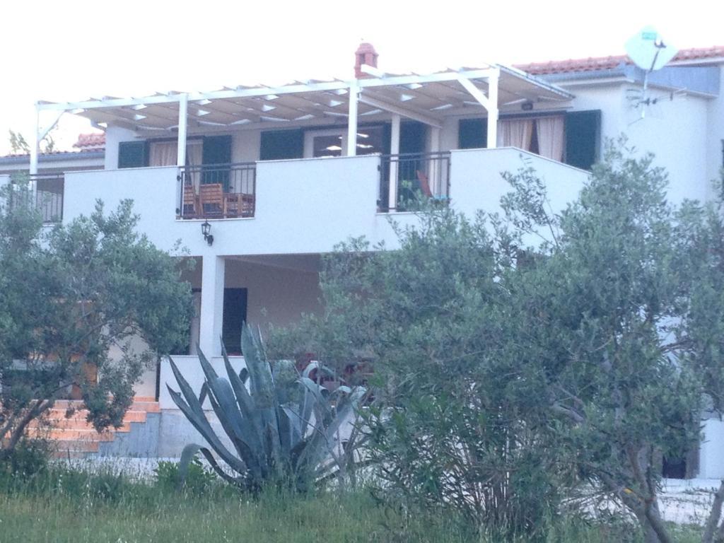 L&L Apartments Vir Luaran gambar